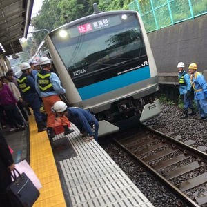 Twitter現場画像 山手線 京浜東北線 西日暮里駅で人身事故 一部グロ注意 Ikuji85