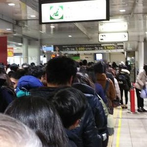 京浜東北線 蒲田駅 川崎駅の人身事故の影響で西川口駅がディズニー状態 電車遅延 12 18 Ikuji85