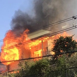 火事 神奈川県平塚市大島で爆発を伴う大規模火災 タイヤが燃えて黒煙上がる 4 7 Ikuji85