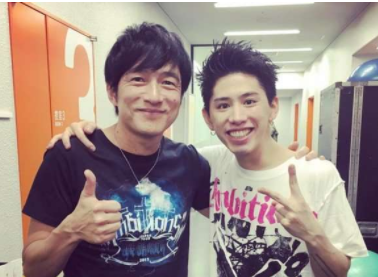 女子の反応 ミスチル桜井の頭頂部にファン悲鳴 髪を全部前に持ってきていて スプレーか何かでガチガチに ガールズ速報 がるそく