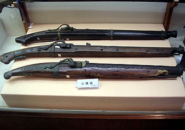 ポルトガル船が種子島に漂着し、日本に鉄砲が伝来する(新暦9月 ポルトガル船が種子島に漂着し、日本に鉄砲が伝来する(新暦9月