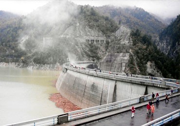 関西電力黒部川第四発電所ダム（黒部ダム）の完工式が行われる : ガウスの歴史を巡るブログ（その日にあった過去の出来事）