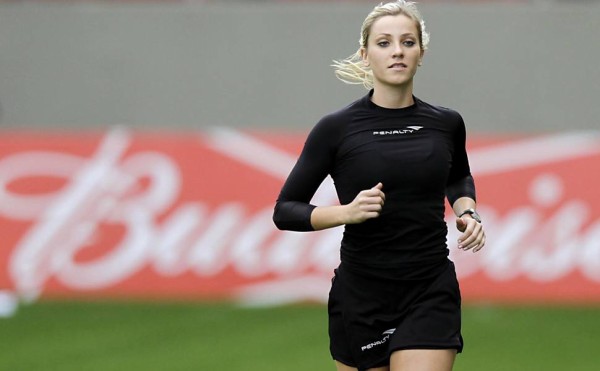 動画 サッカーの審判 おっぱいをぶるんぶるん揺らしてしまうｗｗｗ げ せわニュース速報