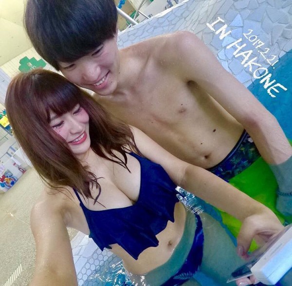 画像 激シコボディの女さん ナイトプールのエッチな自撮りを投稿www 5chえちえち