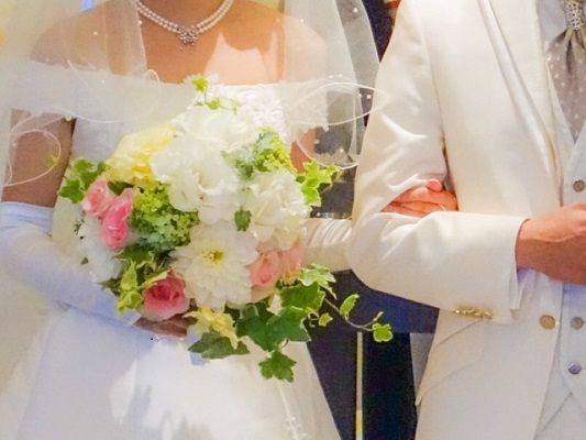 特報 社会 結婚式のブーケトスで 独身彼氏なしの方々 と名指し 無神経な新婦に 結婚した途端 独身見下す人じゃん 芸能ニュース