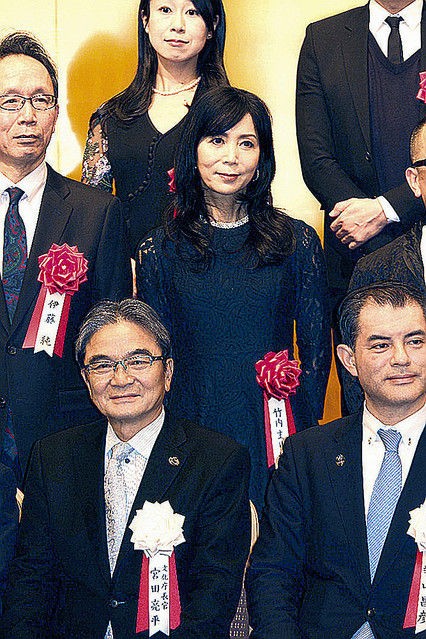 竹内まりや 63 黒ワンピで芸術選奨贈呈式に出席 芸能world