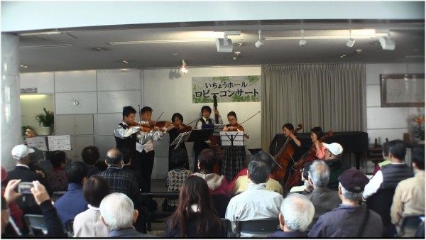 いちょうホールのロビーコンサート で演奏してきました 駅から2分の 弦楽アンサンブル横好き会
