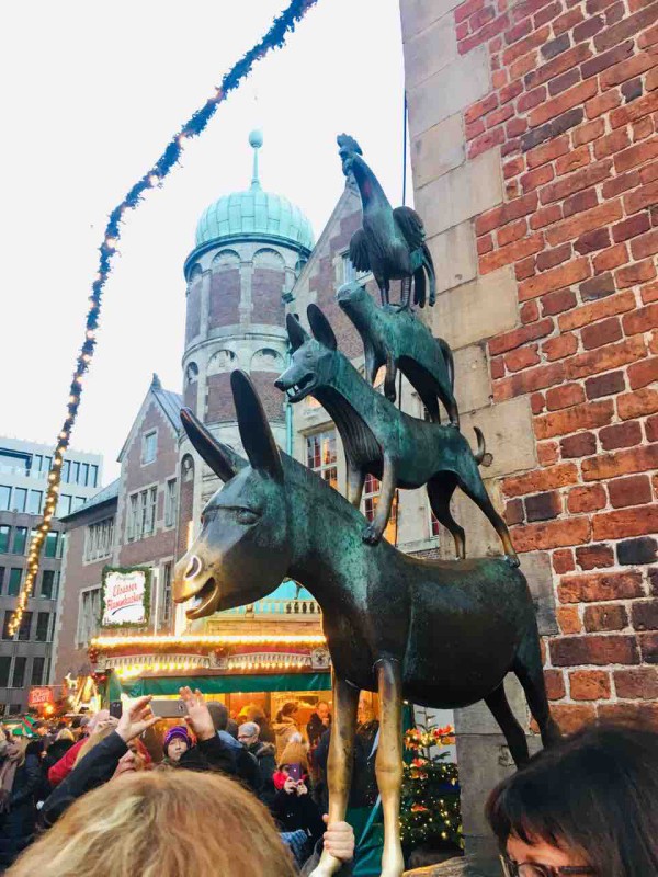 ブレーメンの音楽隊が見守る、ドイツ・ブレーメンの街のクリスマスマス