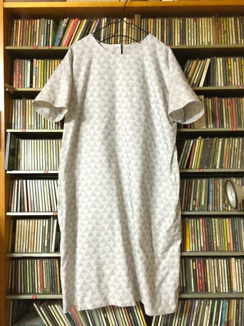 三角柄の半袖ワンピース 猫背日記