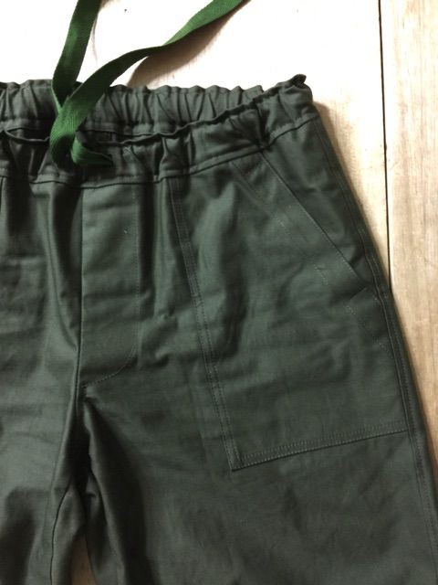 シルエットのきれいなメンズパンツ のワイドベーカー 猫背日記