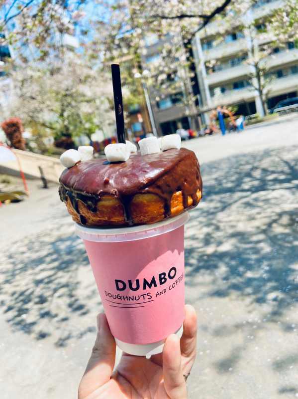 可愛すぎるドーナツで有名なお店 Dumbo Doughnuts And Coffee の 抹茶ラテ 麻布十番 To Go Brothersのテイクアウトジャーニー