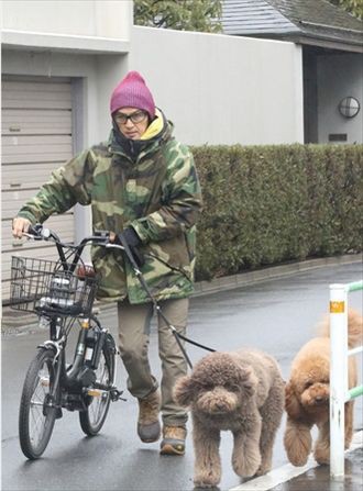 稲葉浩志 結婚年の妻と誕生日に銀座デート撮 がーるずとーく