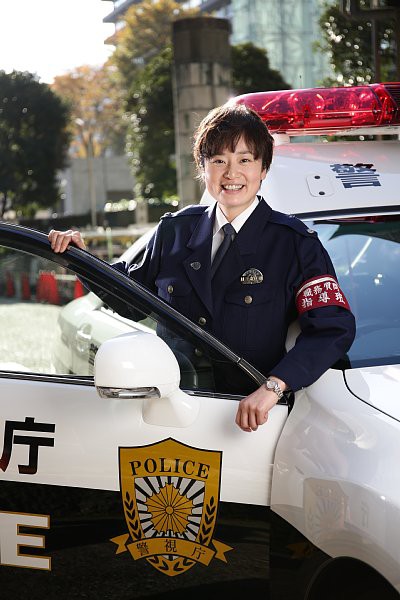 女性警官 靴の汚い人を見つけたら職質する