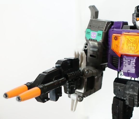 ナレーター「古代恐竜！タカラの、恐竜ロボ！」（シャッタードグラス