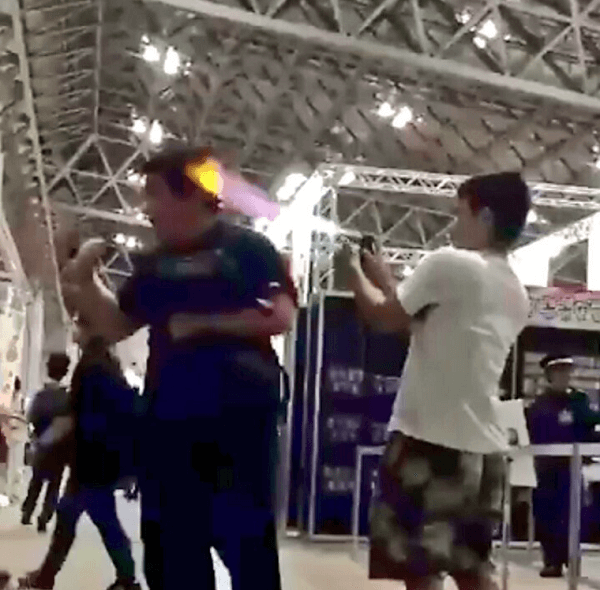 動画 ジャンプイベントで男性の髪を燃やすクソガキ 殺人未遂だな ゴシップジャパン 24時