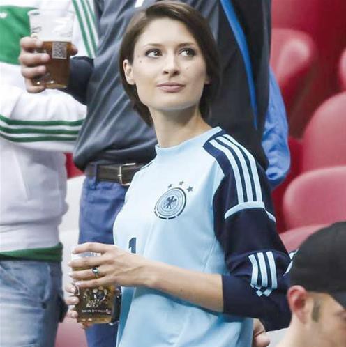 画像大量 各国サッカー選手の嫁や彼女が美人過ぎて 選手応援するのが馬鹿らしくなってきた ゴシップポスト