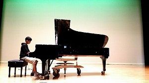 サンスターホールでの練習風景 みどりピアノ知育リトミック教室