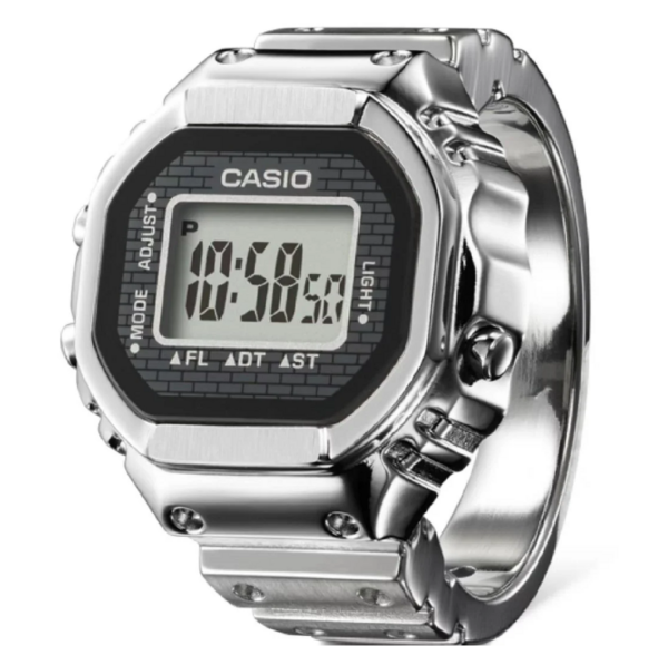 カシオウォッチ50周年記念モデルは、指輪型デジタルウォッチ