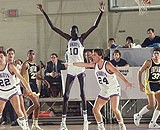 コラじゃなかった デカすぎるバスケ選手 マヌート ボル が残した偉業 銃とバッジは置いていけ