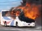 動画 走行中の高速バスから突然出火 大炎上 緊急車両駆けつけ現地騒然 京成バス 銃とバッジは置いていけ