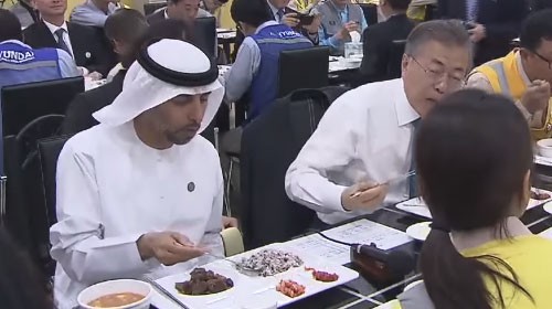 動画 文在寅大統領と韓国料理を食べるuae王族の表情がｗｗ 韓国ネットを怒らせた２枚の写真 銃とバッジは置いていけ