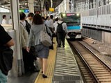画像 神田駅で人身事故 目の前で 3両目の真ん中くらいまで持ってかれた グロすぎる 緊急車両集結で騒然 銃とバッジは置いていけ