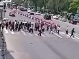 中国大連の横断歩道でヤバすぎる事故が起こってしまう 瞬間を捉えた衝撃動画が流出 銃とバッジは置いていけ