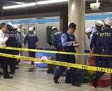 東京メトロ東西線 茅場町駅で人身事故 外まで人が溢れ現場騒然 ホームにバッグを残し飛び込んでバラバラ 銃とバッジは置いていけ