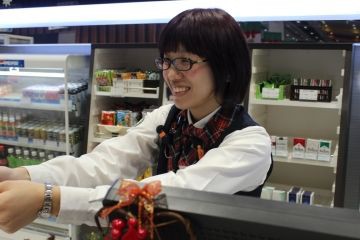 D ステーション花園店のカワイイ店員と パンチラ かわいい店員がいるパチンコ店