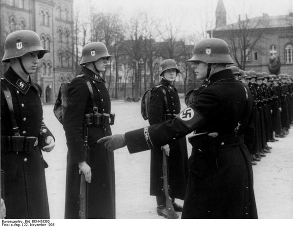 ドイツ軍の軍服の格好良さは異常 ナチスの徽章を付けてモスクワを闊歩したネオナチを逮捕 気になりますちゃんねる