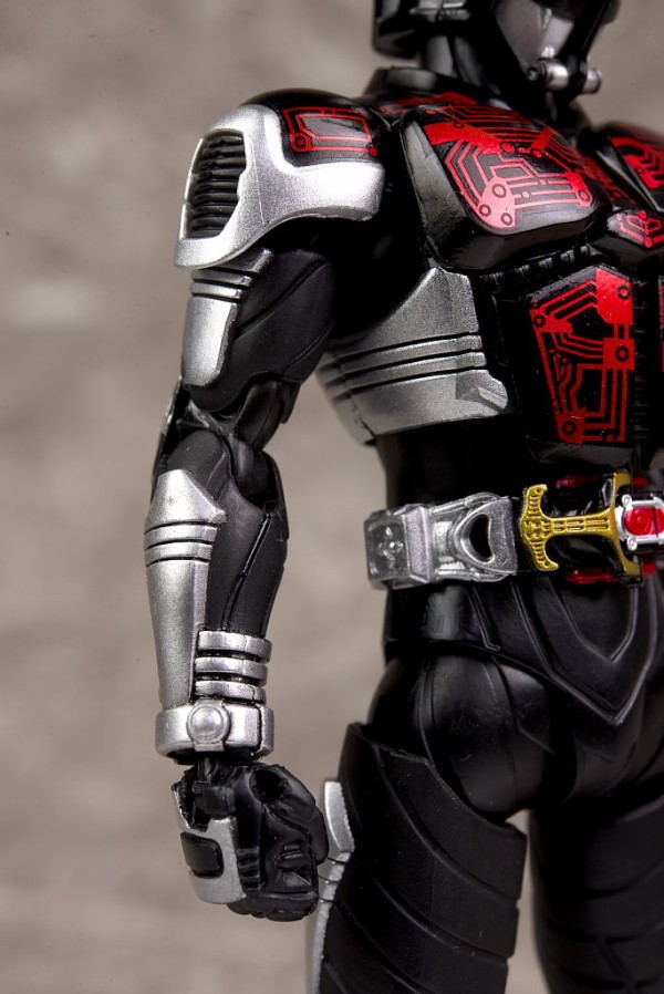 S.H.フィギュアーツ （真骨彫製法） 仮面ライダーダークカブト