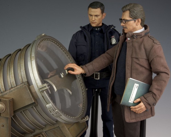 ムービー・マスターピース ダークナイトライジング ジョン・ブレイク&amp;ジム・ゴードン市警本部長(2体セット)[バットシグナル投光器付き] 1/6スケ Amazon.co.jp: ムービー・マスターピース ダークナイト