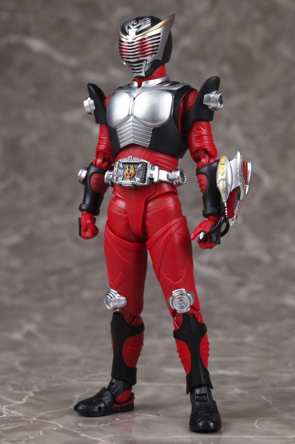 真骨彫製法　仮面ライダー龍騎　フィギュアーツ S.H.Figuarts（真骨彫製法） 仮面ライダー龍騎 | 魂ウェブ