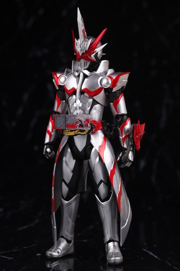 新素材新作 S.H.Figuarts 仮面ライダーセイバー ドラゴニックナイト