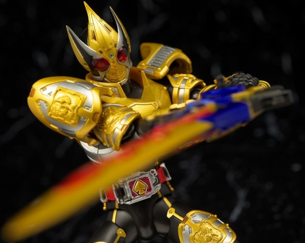 S.H.フィギュアーツ　仮面ライダーブレイド　キングフォーム Amazon | S.H.Figuarts 仮面ライダーブレイド キングフォーム