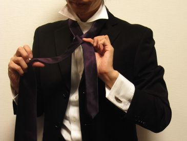 ウインザーノットの締め方 ネクタイの結び方写真解説 オーダースーツコンシェルジュ 松はじめのスーツ着こなし方ブログ
