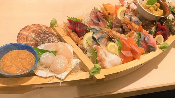 刺身盛りの舟が定員オーバー級】函館 二海酒場の3500円の刺盛がこれ
