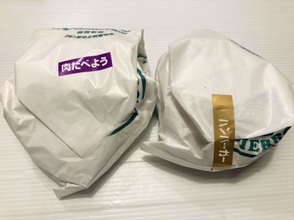 普通のバーガー＆様子がおかしいバーガー？】ラッキーピエロ : はこ  