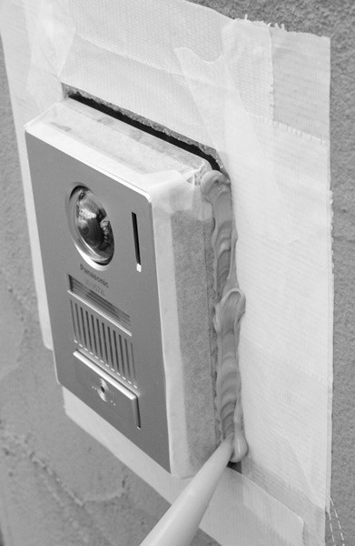 テレビドアホンの玄関カメラを設置 シーリング コーキング もしてみました 屋外編 Happy Go Lucky 心地いい暮らしのコツ Powered By ライブドアブログ