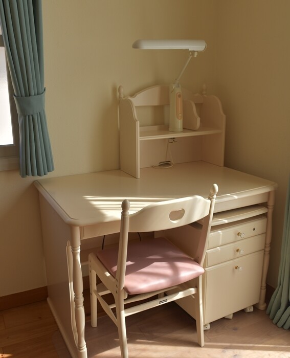 娘の部屋の片付け】就職して使わなくなった「学習机」を別の部屋に移動