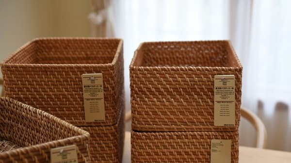無印のラタン】レンジラック収納に無印良品のラタンカゴを