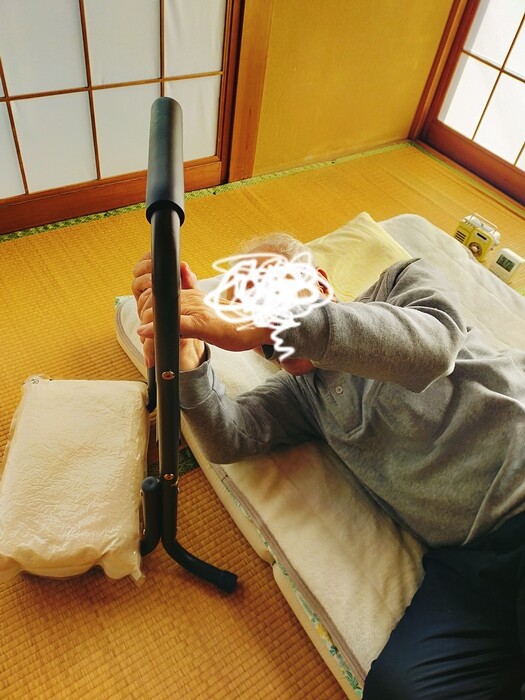 起き上がり・立ち上がり補助】実家の父に「手すり」を購入。布団から