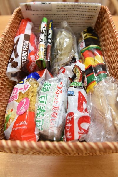 無印のラタン】レンジラック収納に無印良品のラタンカゴを