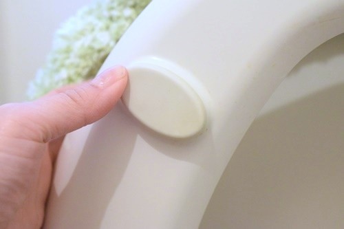 トイレ掃除 便座裏のゴムクッションって漂白剤で簡単に掃除できるのね 新品同様になりました Happy Go Lucky 心地いい暮らしのコツ Powered By ライブドアブログ トイレ掃除 便座裏のゴムクッションって漂白剤で簡単に掃除できるのね 新品同様になりました Happy Go Lucky 心地いい暮らしのコツ Powered By ライブドアブログ