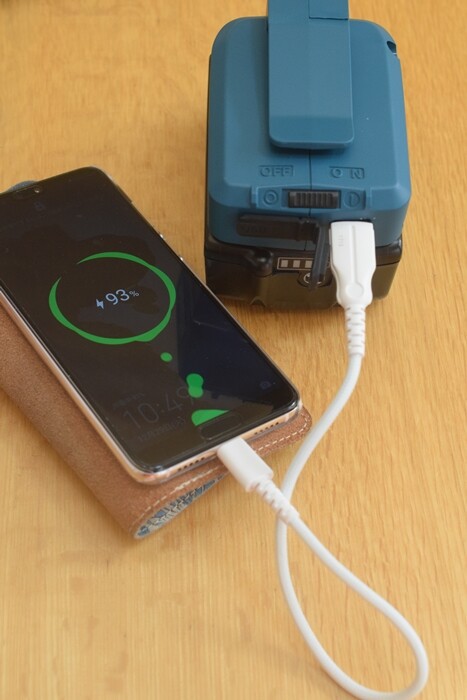 マキタUSB用アダプタ】掃除機のバッテリーを非常時のスマホ充電に使う