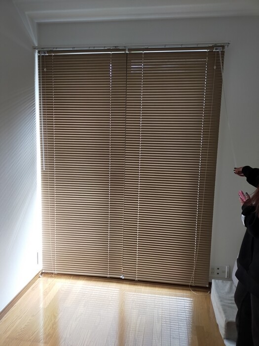 東京・20代男性一人暮らしの部屋】窓辺をスッキリと爽やかな印象にする