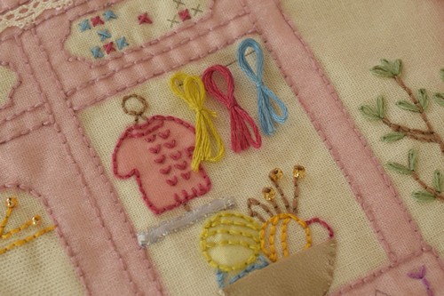刺繍】ホビーラホビーレの額縁、完成♪リビングに飾ってみました