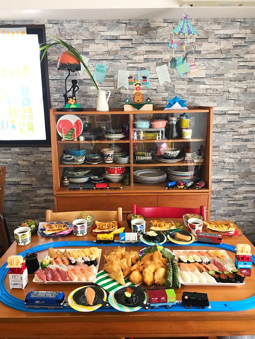 楽しくおうちごはん♪プラレール回転寿司やってみました : Hanahana
