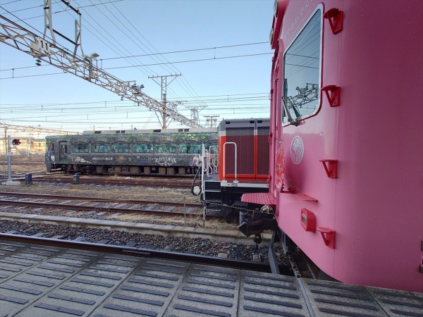 南海電鉄8300系甲種車両輸送を見る。ダイヤ乱れで「HYDEサザン」とDD51