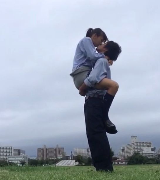 悲報 最近のリア充高校生カップルのキスの仕方をご覧ください 気になるニュース